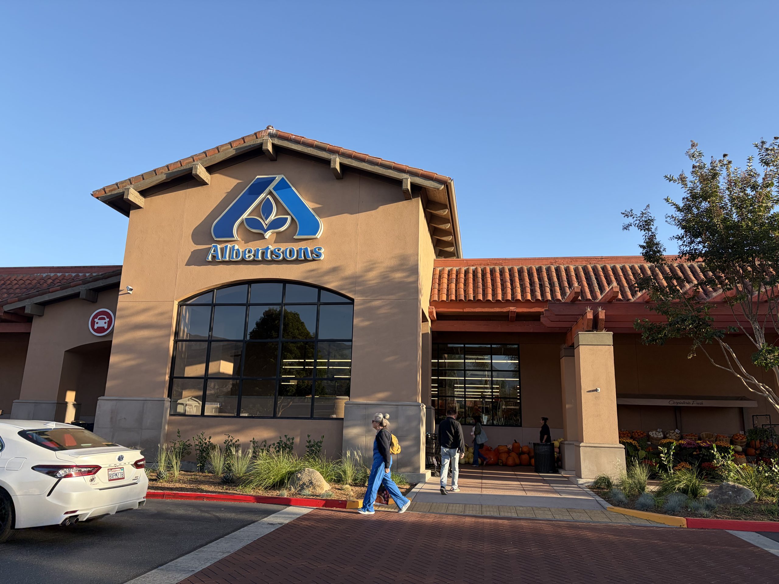 Man detained by ICE agents outside Carpinteria grocery store